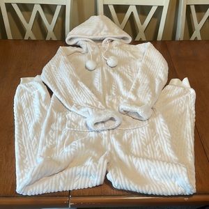 Cozy Women's Hooded Plush Pajama Set - White